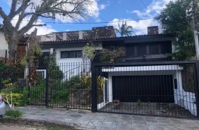 Excelente casa de 308 m² com 4 suítes e 4 vagas de garagem.