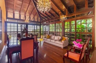 Casa com 400m² privativos e 1000m² de terreno, com vista. um paraíso no morro apamecor!