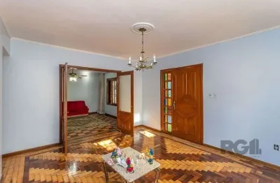 Casa 216m² - 4 dormitórios, 5 vagas no bairro partenon