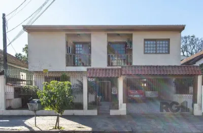 Casa de alvenaria, 3 quartos, 1 suíte, 4 banheiros e 5 vagas de garagem.