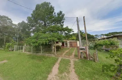 Dois quartos, 01 banheiro, 01 sala de star, 01 sala de jantar, cozinha, 01 garagem para três carros com churrasqueira.