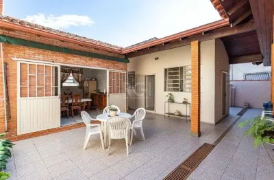 Casa sobrado no partenon de 3 dormitórios e amplo pátio