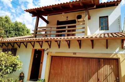 Casa com 4 dormitórios sendo que um deles é uma suíte e 2 vagas, bairro teresópolis, porto alegre rs