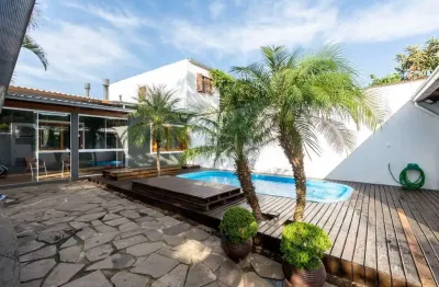Casa de 2 dormitórios com piscina no bairro lomba do pinheiro