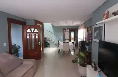 Casa com 03 quartos, sendo 01 suíte, 03 vagas de garagem.