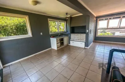 Casa com 3 suits, 2 vagas cobertas em condominio fechado a 50m da orla de ipanema.