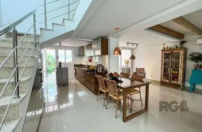 Casa com 03 dormitórios, suíte, sacada, churrasqueira, piscina, 02 vagas.