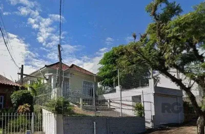 Casa 3 dormitórios, 1 vaga de garagem ampla e coberta. possui edícula com 3 peças. espaço com churrasqueira e dispensa. área total de 484m².