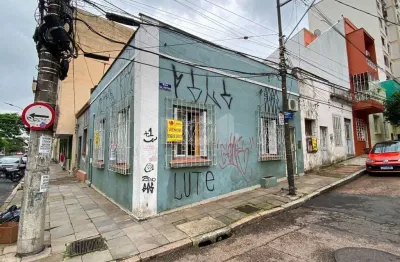 Casa de esquina com 64m², próximo ao cais embarcadero