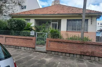 Casa de 5vquartos e 3 vagas de garagem no bairro santana em porto alegre
