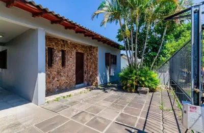 Casa com 3 dormitórios, 4 vagas e amplo pátio no bairro sarandí