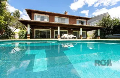 Casa no terra ville com 4 suítes e fundo para o lago.