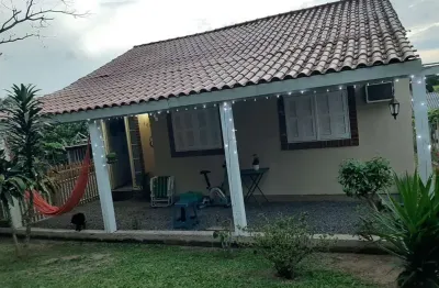 Casa residencial semimobiliada, com 3 quartos, 1 banheiro e 2 vagas de garagem.