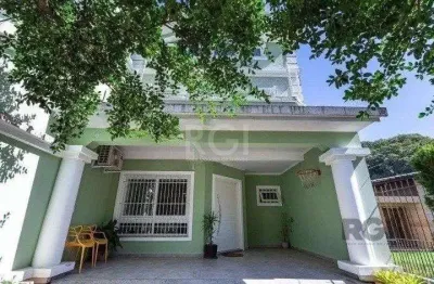 Casa com 03 dormitórios, 01 suíte, pátio, terraço com churrasqueira e vaga de garagem para 03 carros no bairro ipanema