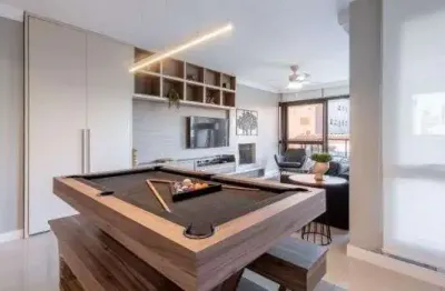 Apartamento garden com 118m², com 2 dormitórios, 2 suítes, lavabo, churrasqueira, lareira e 2 vagas de garagem.