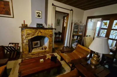 Casa no bairro glória, 2 dormitórios, banheiro, 2 garagens, ensolarada e bem ventilada