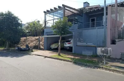 Linda casa no verdes campos com 2 dormitórios sendo 1 suíte e closet, lareira living amplo - amplo pátio com piscina.