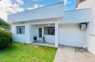 Casa com 3 quartos à venda na Rua Doutor João Simplício Alves de Carvalho, --, Vila Ipiranga, Porto Alegre