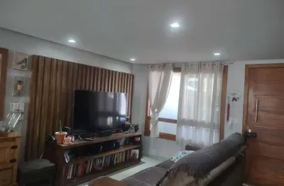 Casa de condomínio, 3 quartos, 1 suíte, piscina e 2 vagas de garagem;