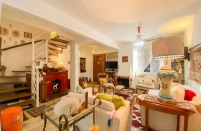 Casa semi-mobiliada à venda em condomínio fechado com 3 dormitórios e suíte