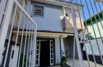 Casa residencial de 2 pisos com 3 dormitórios , 2 banheiros + 1anexo com 2 aptos jks , construído nos fundos do terreno no bairro cidade baixa/azenha em porto alegre/rs.