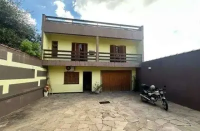 Ótima casa no bairro jardim lindóia, com 4 quartos, pátio amplo e área com churrasqueira