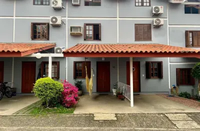 Casa em condomínio fechado com 94m2, 3 dormitórios no bairro camaquã.