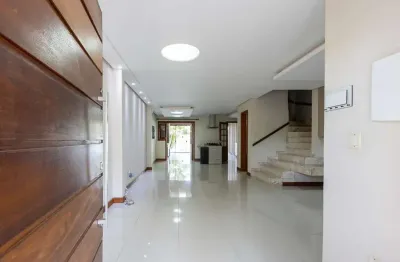 Casa com 3 quartos à venda na Rua Carlos Maximiliano Fayet, --, Hípica, Porto Alegre