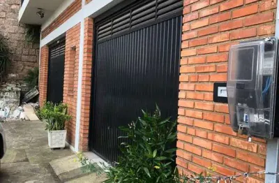 Casa 03 dormitórios, 01 suíte, terraço, pátio, garagens cobertas na vila nova - ótima localização