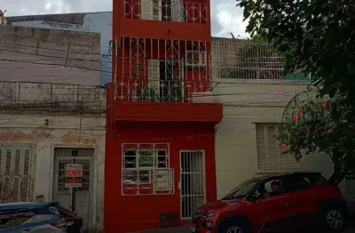 Sobrado funcional com três pavimentos no centro de porto alegre!