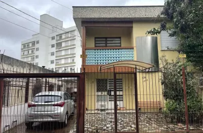 Terreno amplo com 690m², com duas casas construídas para moradia ou investyirdores!!