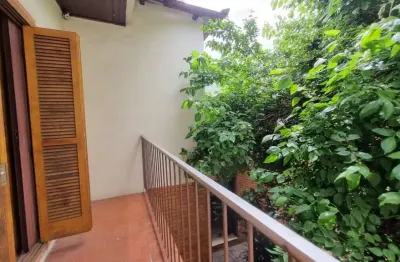 Casa estilo sobrado para venda de 3 dormitórios com 2 vagas de garagem no bairro cidade baixa em porto alegre/rs.