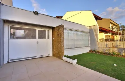 Casa com edícula nos fundos, total de 5 dormitórios no bairro gloria.