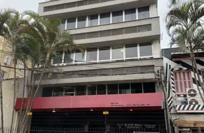 Sala comercial duplex com 71m², 2 banheiros e mobiliada na cidade baixa