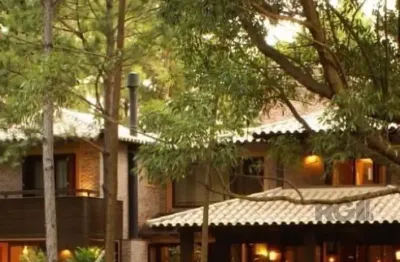 Casa com griffe, no condomínio carmel, no coração do litoral norte, juntinho à central de atlântida, entre bosques e ares de serra.