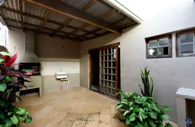 Apartamento térreo , tipo casa, área externa com churrasqueira , 02 dormitórios.