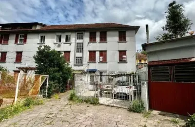 Vende apto de 02 dormitórios, sala, cozinha, banheiro, área e um pequeno pátio