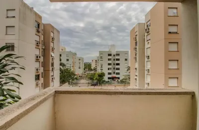 Apartamento 2 dormitórios com sacada e 1 vaga de garagem na rua sadi castro.