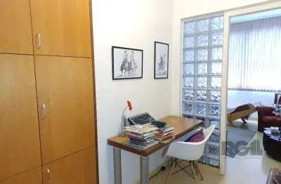 Sala comercial com 20m², andar alto, bem iluminada e ventilada.