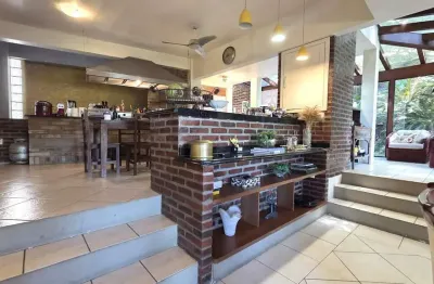 Belíssima residência com 4 dormitórios, 2 suítes com closet e vista deslumbrante para o guaíba.