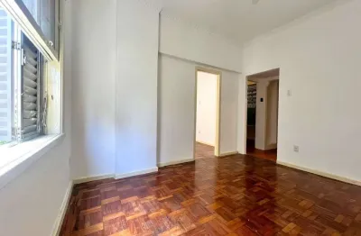 No centro de porto alegre, apartamento 1 dormitório de frente e com sacada!