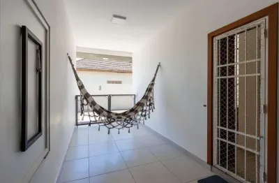 Linda casa em condomínio , localizada no bairro tristeza, zona sul de porto alegre..