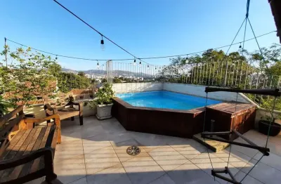 Cobertura com 3 dormitórios, suíte, piscina e churrasqueira.