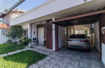 Casa com 3 quartos à venda na Rua Dona Zulmira, --, Cavalhada, Porto Alegre