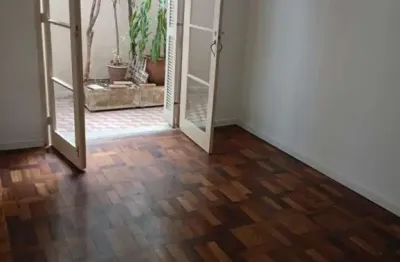 Apartamento térreo, 2 quartos, pátio, desocupado no bairro cidade baixa