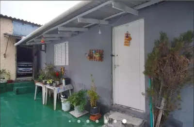 Casa com pátio, 2 quartos, vaga de garagem no bairro passos das pedras.