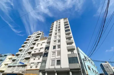 Apartamento 28m² privativos, iluminação natural, 01 dormitório, sala e cozinha integrados, banheiro social - centro -andar alto