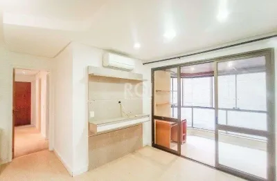 Vende ou aluga no bairro menino deus, com garagem, apartamento de 03 dormitórios, suíte, living 02 ambientes, com sacada e churrasqueira