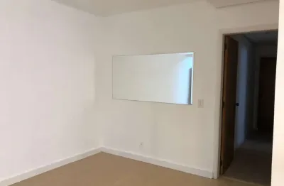 Vende ou aluga no bairro Menino Deus, com garagem, apartamento de 03 dormitórios, suíte, living 02 ambientes, com sacada e churrasqueira