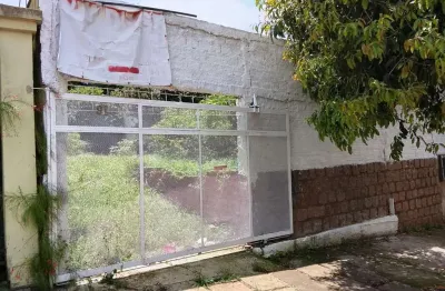 Excelente terreno gramado com árvores frutíferas e edícula nos fundos.